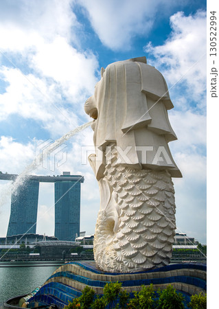 シンガポール マーライオン像とマリーナベイ・サンズ シンガポール マーライオン像とマリーナベイ・サンズ 130522994