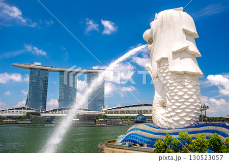 シンガポール 青空に映えるマーライオン像とマリーナベイ・サンズ シンガポール 青空に映えるマーライオン像とマリーナベイ・サンズ 130523057