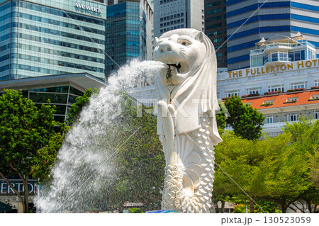 シンガポールを代表する観光名所 マーライオン像 シンガポールを代表する観光名所 マーライオン像 130523059