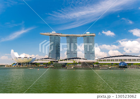 シンガポール 青空に映えるマリーナベイ・サンズ 130523062
