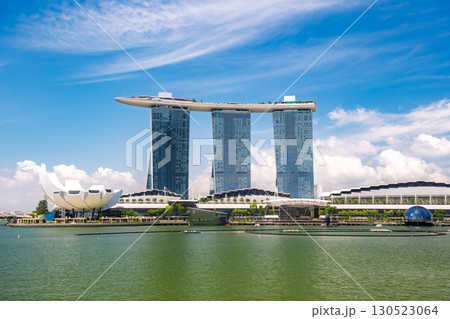 シンガポール 青空に映えるマリーナベイ・サンズ 130523064