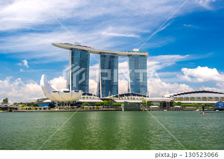 シンガポール 青空に映えるマリーナベイ・サンズ 130523066