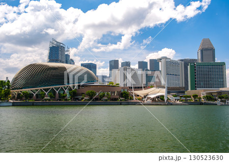 シンガポール マリーナ湾と高層ビル群 130523630