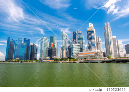 シンガポール 青空に映えるマリーナ湾、ダウンタウン・コアの高層ビル群 シンガポール 青空に映えるマリーナ湾、ダウンタウン・コアの高層ビル群 130523633