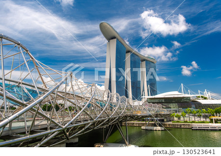 シンガポール マリーナベイ・サンズとヘリックスブリッジ シンガポール マリーナベイ・サンズとヘリックスブリッジ 130523641