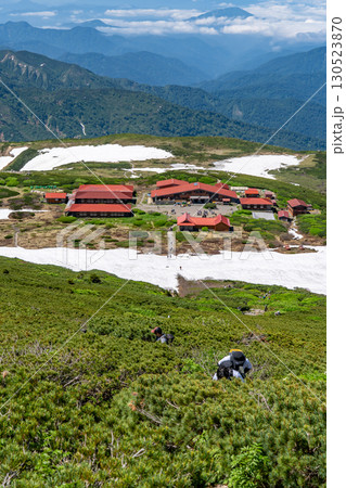 白山御前峰の奥宮登拝道から見る白山比咩神社と室堂センター　初夏の白山御前峰登山 130523870