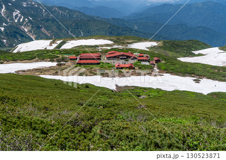 白山御前峰の奥宮登拝道から見る白山比咩神社と室堂センター　初夏の白山御前峰登山 130523871