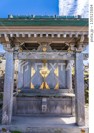 白山御前峰の白山奥宮 初夏の白山御前峰登山 白山御前峰の白山奥宮 初夏の白山御前峰登山 130523884