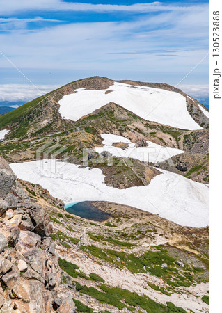 白山御前峰の山頂から見る大汝峰 初夏の白山御前峰登山(お池めぐりコース) 白山御前峰の山頂から見る大汝峰 初夏の白山御前峰登山(お池めぐりコース) 130523888