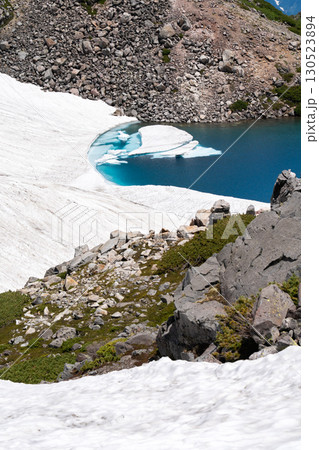 白山大汝峰の翠ヶ池 初夏の白山御前峰登山(お池めぐりコース) 白山大汝峰の翠ヶ池 初夏の白山御前峰登山(お池めぐりコース) 130523894