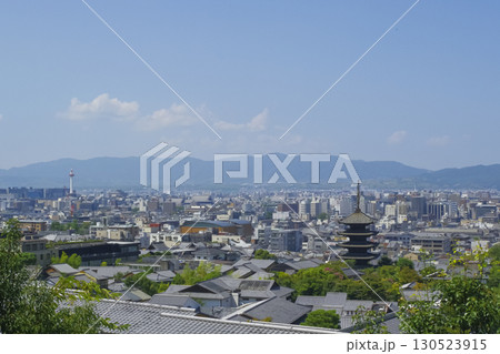 京都東山 八坂の塔と街並み 130523915