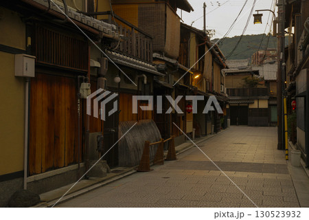 京都祇園の古い街並みの風景 130523932