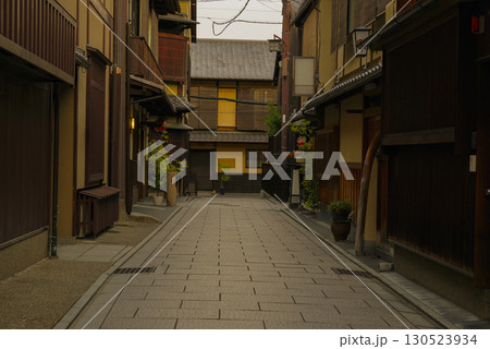 京都祇園の古い街並みの風景 130523934