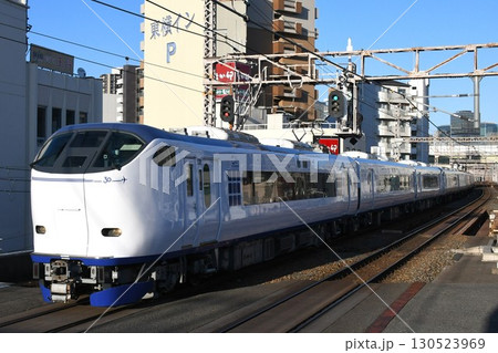 関西空港へ向けて大阪市内を行く281系の特急はるか号（はるか運行開始30周年記念ロゴラッピング車) 130523969