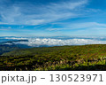 秋の雲海と周辺の山並み 130523971