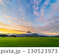 夕日に染まる雲と磐梯山 130523973