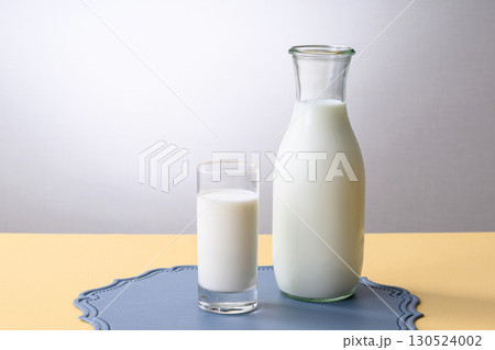 朝牛乳を注ぐ朝食のテーブル 朝牛乳を注ぐ朝食のテーブル 130524002