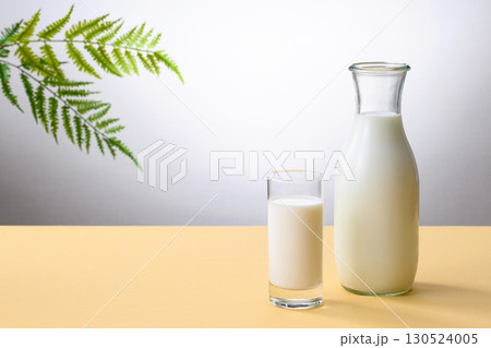 朝牛乳を注ぐ朝食のテーブル 130524005