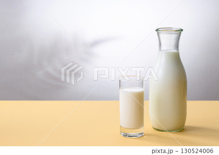 朝牛乳を注ぐ朝食のテーブル 朝牛乳を注ぐ朝食のテーブル 130524006