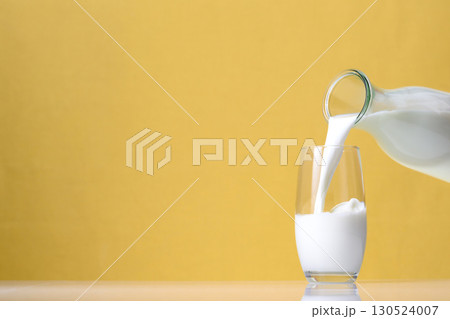 朝牛乳を注ぐ朝食のテーブル 130524007