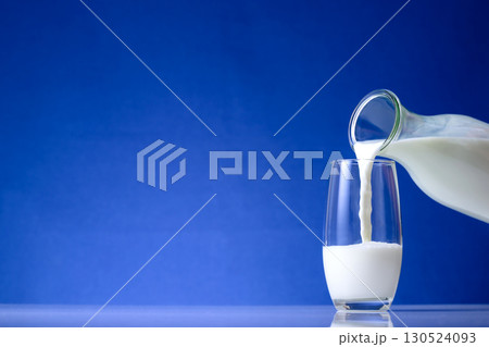 朝牛乳を注ぐ日本の朝 130524093