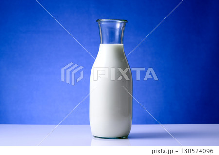 朝牛乳を注ぐ日本の朝 朝牛乳を注ぐ日本の朝 130524096