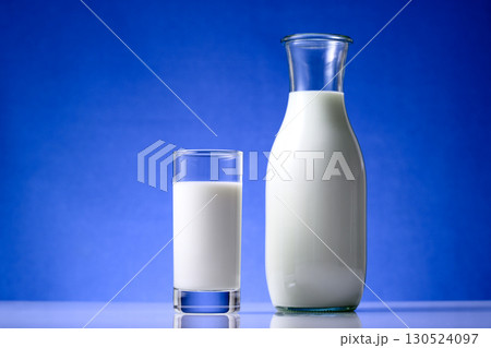 朝牛乳を注ぐ日本の朝 130524097