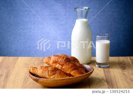 牛乳とパン素敵な朝の朝食 130524253