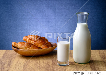 牛乳とパン素敵な朝の朝食 130524255