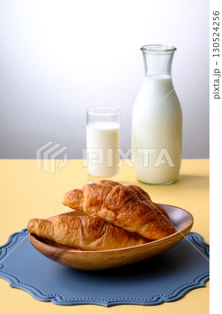 牛乳とパン素敵な朝の朝食 牛乳とパン素敵な朝の朝食 130524256