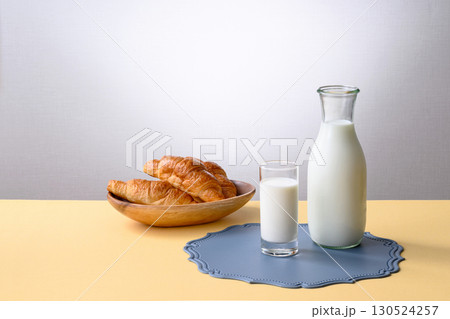 牛乳とパン素敵な朝の朝食 牛乳とパン素敵な朝の朝食 130524257