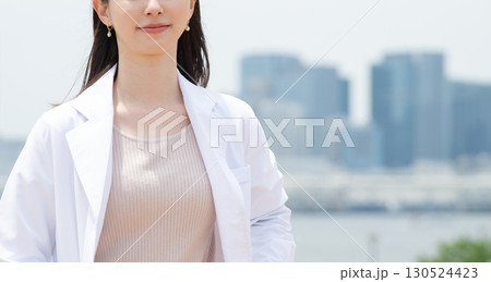 白衣を着た女性 130524423