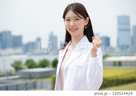 白衣を着た女性 130524424