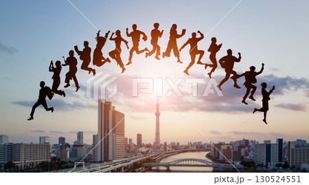 都市を背景にジャンプする様々な職業の人々のシルエット 130524551
