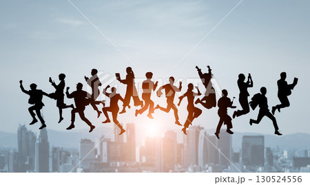 都市を背景にジャンプする様々な職業の人々のシルエット 130524556