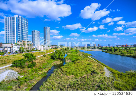 日本の東京都市景観9月7日…多摩川や川崎・武蔵小杉駅前のタワーマンション群など望む＝令和7年 130524630