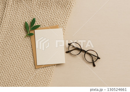 秋冬ニットとメガネのフラットレイ｜カード背景 130524661