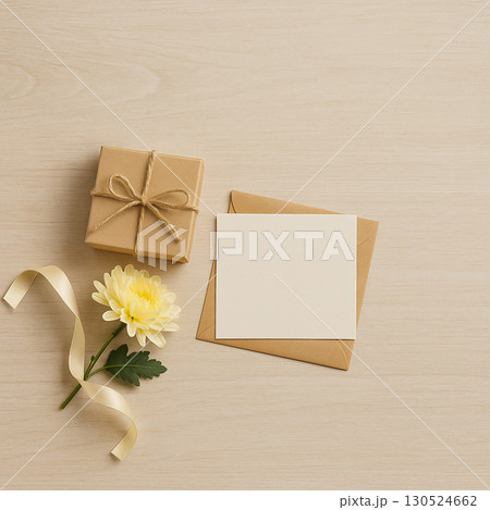 ギフト箱と菊のフラットレイ｜ありがとうカード 130524662