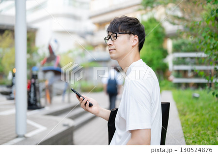 スマホを持った男性 スマホを持った男性 130524876
