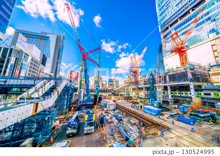 日本の東京都市景観9月7日。クローラークレーンやパイルドライバーなどの巨大重機がズラリ…＝渋谷 130524995