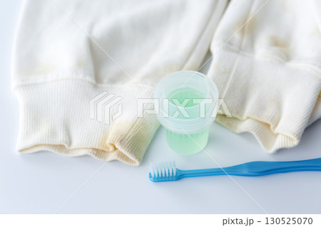 服のシミ取り(中性洗剤と歯ブラシ) 服のシミ取り(中性洗剤と歯ブラシ) 130525070
