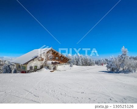 快晴のスキー場に佇む雪に覆われた山小屋と樹氷の風景 (長野県、山ノ内町、渋峠) 130525126