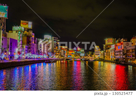 カラフルなリバーサイドの夜景 130525477