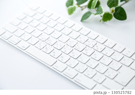 パソコンの白いキーボード パソコンの白いキーボード 130525782