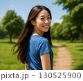 健康的で明るい表情の女性ポートレート 130525900