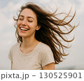 幸福感に満ちた笑顔の女性の屋外写真 130525901
