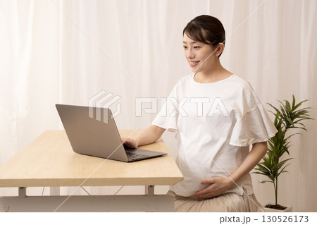 リモートで仕事をする妊婦の女性 130526173