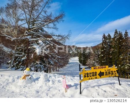 スキー場の連絡コースに置かれた雪だるまと案内看板 (長野県、山ノ内町、高社山) 130526214