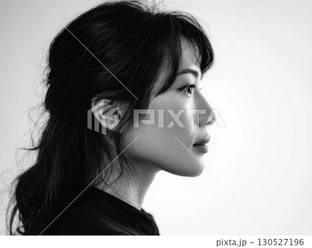 女性の横顔アップ｜シンプルで美しい横顔のポートレート写真 130527196