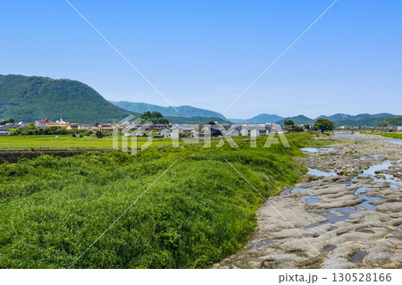 玖珠川と流域の山並み風景 130528166